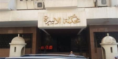 محاسبة بدعوى طلاق: أجبرني على ترك عملي لأتسول مصاريفي منه وعندما واجهته ببخله كسر ذراعي - لاين نيوز