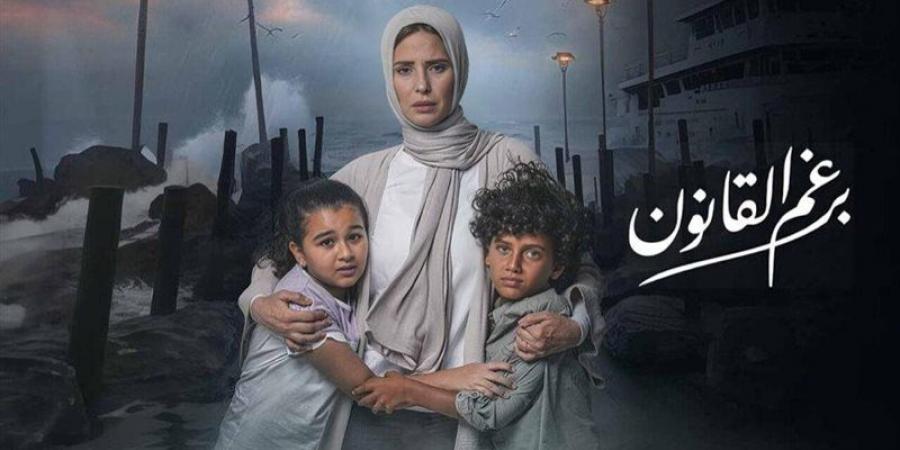 مسلسل برغم القانون الحلقة 16، ليلى تصل إلى مكان أبنائها بمساعدة وليد - لاين نيوز