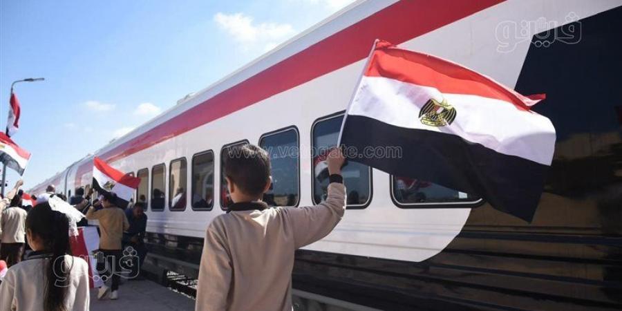 بأعلام مصر، استقبال حافل من أطفال قرية بالوظة لقطار سيناء (فيديو وصور) - لاين نيوز